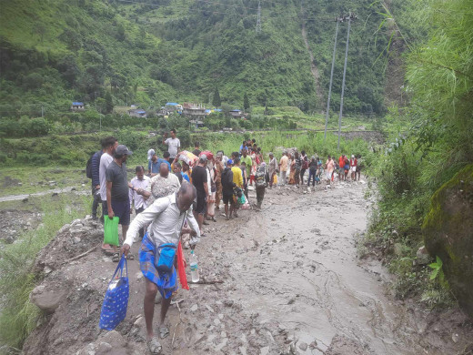 वर्षाका कारण मध्यपहाडी लोकमार्ग पूर्ण अवरुद्ध, सयौँ यात्रु सडकमै